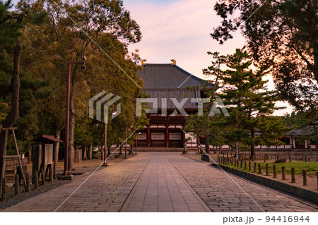 早朝の東大寺大仏殿 94416944