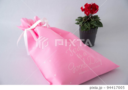 ラッピングされたプレゼント ラッピングされたプレゼント 94417005