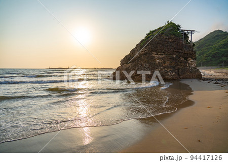 稲佐の浜 弁天島 夕日(島根県出雲市) 稲佐の浜 弁天島 夕日(島根県出雲市) 94417126