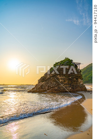 稲佐の浜 弁天島 夕日(島根県出雲市) 稲佐の浜 弁天島 夕日(島根県出雲市) 94417130