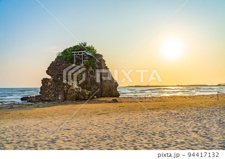 稲佐の浜　弁天島　夕日（島根県出雲市） 94417132