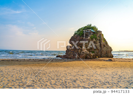 稲佐の浜 弁天島 夕方(島根県出雲市) 稲佐の浜 弁天島 夕方(島根県出雲市) 94417133