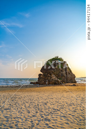 稲佐の浜　弁天島　夕方（島根県出雲市） 94417134