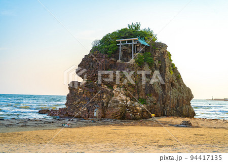 稲佐の浜　弁天島　夕方（島根県出雲市） 94417135