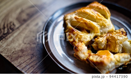 手作りで作ったパンプキンパイを窓際で撮影 94417390