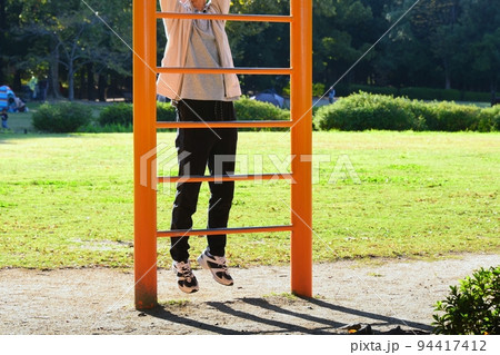 公園の健康器具で運動する男性 公園の健康器具で運動する男性 94417412