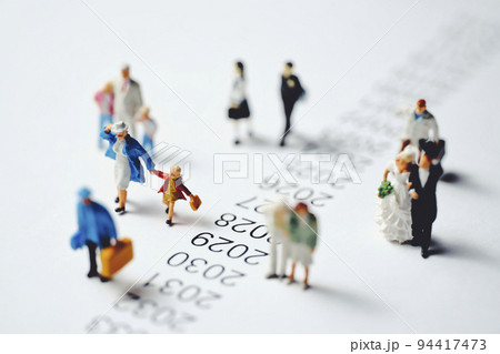 年表の横を歩くミニチュアの人々 年表の横を歩くミニチュアの人々 94417473