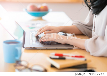 カジュアルな空間で仕事をする女性 カジュアルな空間で仕事をする女性 94417743