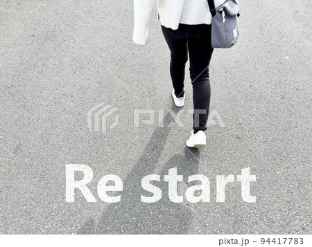 バッグを持って歩く女性の足元_Restart文字入り バッグを持って歩く女性の足元_Restart文字入り 94417783