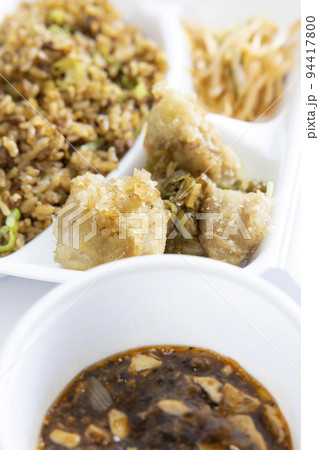 美味しいテイクアウトの挽肉チャーハン、から揚げと麻婆豆腐付き 美味しいテイクアウトの挽肉チャーハン、から揚げと麻婆豆腐付き 94417800