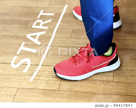 フローリングの上に横向きで立つ足元_START文字入り 94417847