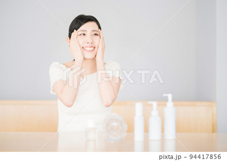 肌のセルフケアをする女性 94417856