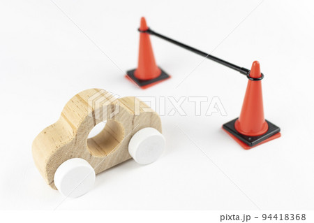 通行止めで停車する車のイメージ 94418368