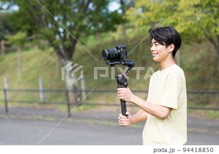 屋外撮影中の映像クリエータ 屋外撮影中の映像クリエータ 94418850