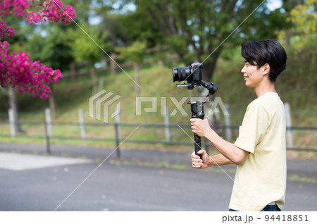屋外撮影中の映像クリエータ 屋外撮影中の映像クリエータ 94418851