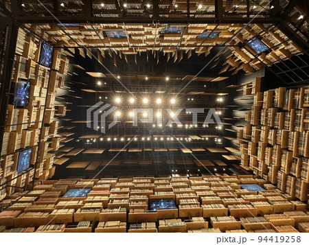 本棚に囲まれた空間 94419258