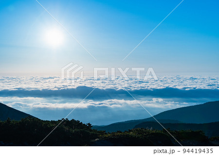 雲海に浮かぶ太陽 94419435