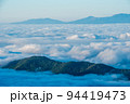 雲海に浮かぶ山脈 94419473