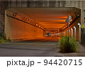 防犯のイメージ　夜の車道とトンネルと照明 94420715