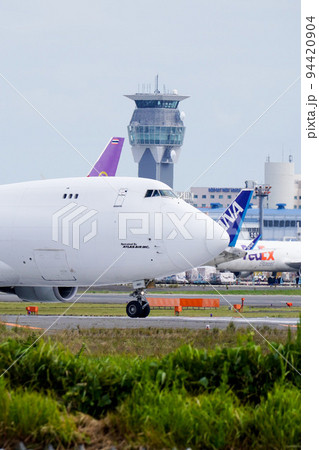 ジャンボ機コクピット部と管制塔 ジャンボ機コクピット部と管制塔 94420904