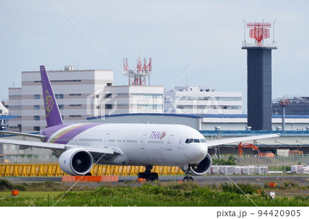 成田空港A滑走路にて離陸体制に入る航空機 94420905