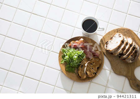 キッチンカウンターのシンプルな朝食、 キッチンカウンターのシンプルな朝食、 94421311