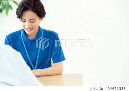 利用者の話を聞くケアマネージャー 利用者の話を聞くケアマネージャー 94421583