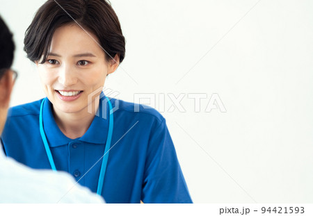 利用者の話を聞くケアマネージャー 94421593