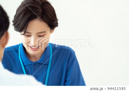 利用者の話を聞くケアマネージャー 94421595