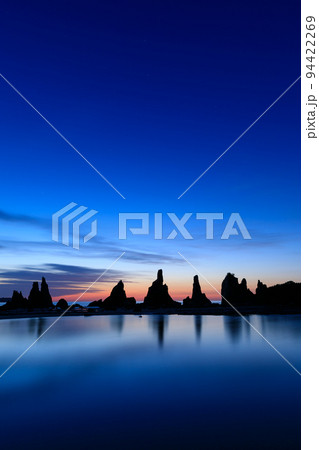 和歌山串本_橋杭岩の夜明け 94422269