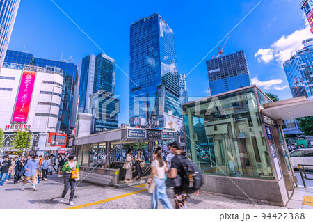 日本の東京都市景観 渋谷駅出入口やエレベーター。渋谷はもはやコロナ禍前と変わらない人出＝9月16日 94422388