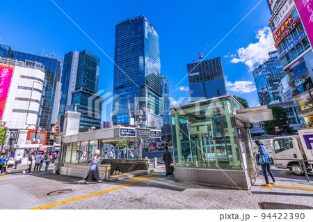 日本の東京都市景観 渋谷駅出入口やエレベーター。渋谷はもはやコロナ禍前と変わらない人出=9月16日 日本の東京都市景観 渋谷駅出入口やエレベーター。渋谷はもはやコロナ禍前と変わらない人出=9月16日 94422390