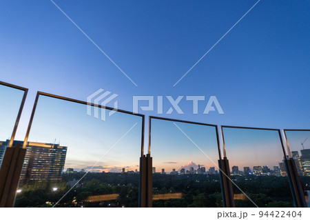 東京都　パークビューガーデンからの夜景（東京ミッドタウン日比谷） 94422404