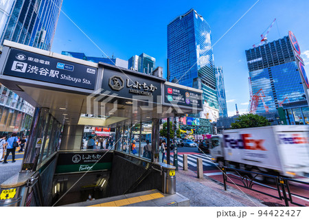 日本の東京都市景観 渋谷駅出入口・しぶちか。渋谷駅前はもはやコロナ禍前と変わらない人出＝9月16日 94422427