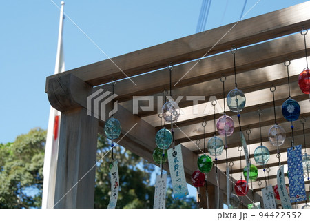 神社の風鈴と青空 94422552