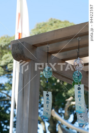神社の木の建物と風鈴と青空の縦画像 94422597