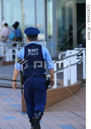 空港を巡回する警察官 後ろ姿 警備 警視庁の写真素材 [94422672] - PIXTA