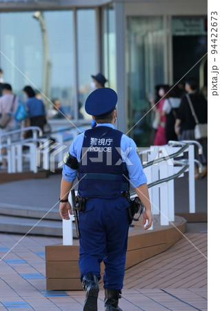 空港を巡回する警察官　後ろ姿　警備　警視庁 94422673