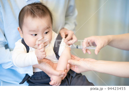 予防接種を受ける赤ちゃん  94423455