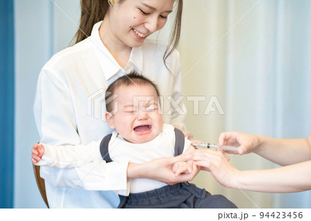 予防接種を受ける赤ちゃん  94423456