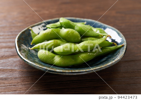 枝豆を木目背景で 94423473