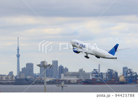 羽田空港を離陸する海外の旅客機　海外旅行　インバウンド 94423788