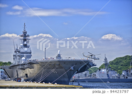 【神奈川】横須賀　出雲からヘリコプター発艦 94423797