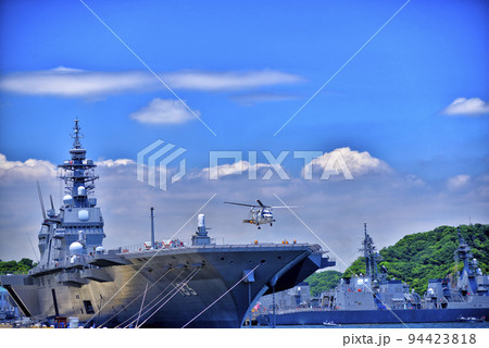 【神奈川】横須賀　出雲からヘリコプター発艦 94423818