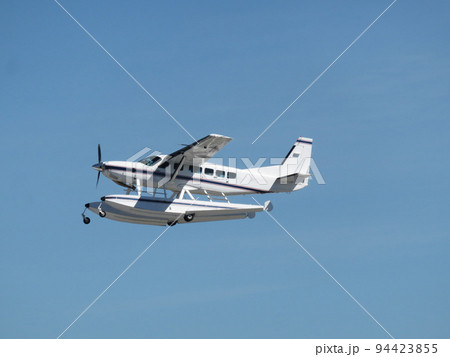 青空を飛行中のフロート水上機 青空を飛行中のフロート水上機 94423855