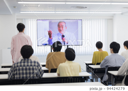 セミナー　オンラインで繋がった教授の話を聞く大学生 94424279