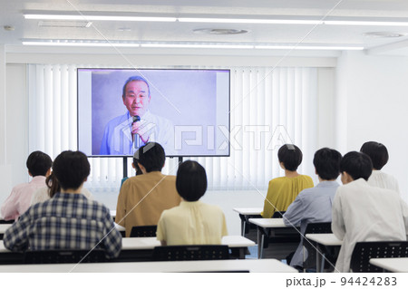 セミナー オンラインで繋がった教授の話を聞く大学生 セミナー オンラインで繋がった教授の話を聞く大学生 94424283