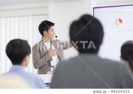 セミナー 登壇者 ヘッドマイクを付けて話す男性 セミナー 登壇者 ヘッドマイクを付けて話す男性 94424325