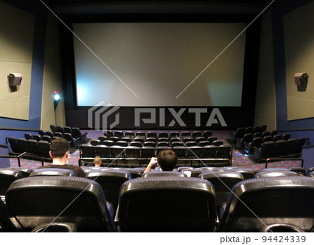 映画館の上映待機時間① 映画館の上映待機時間① 94424339