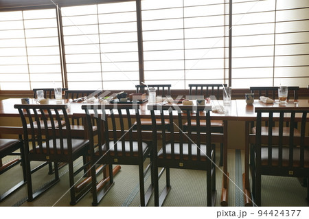 食事会のあと（料亭のテーブル）③ 94424377